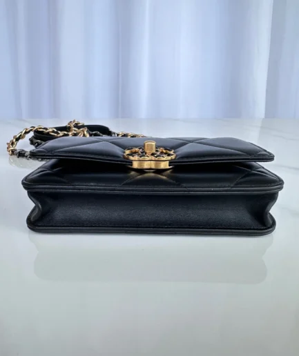 CHANEL 19 WOC